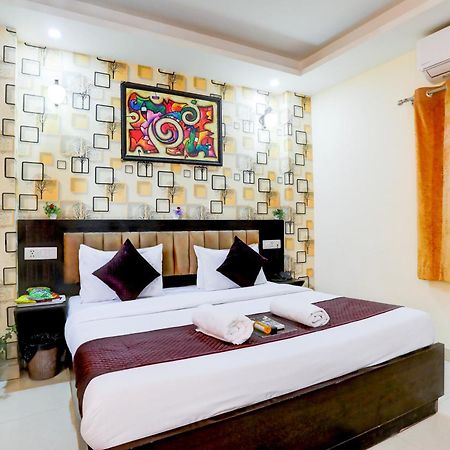 Hotel Luxury Global New Delhi Exterior photo