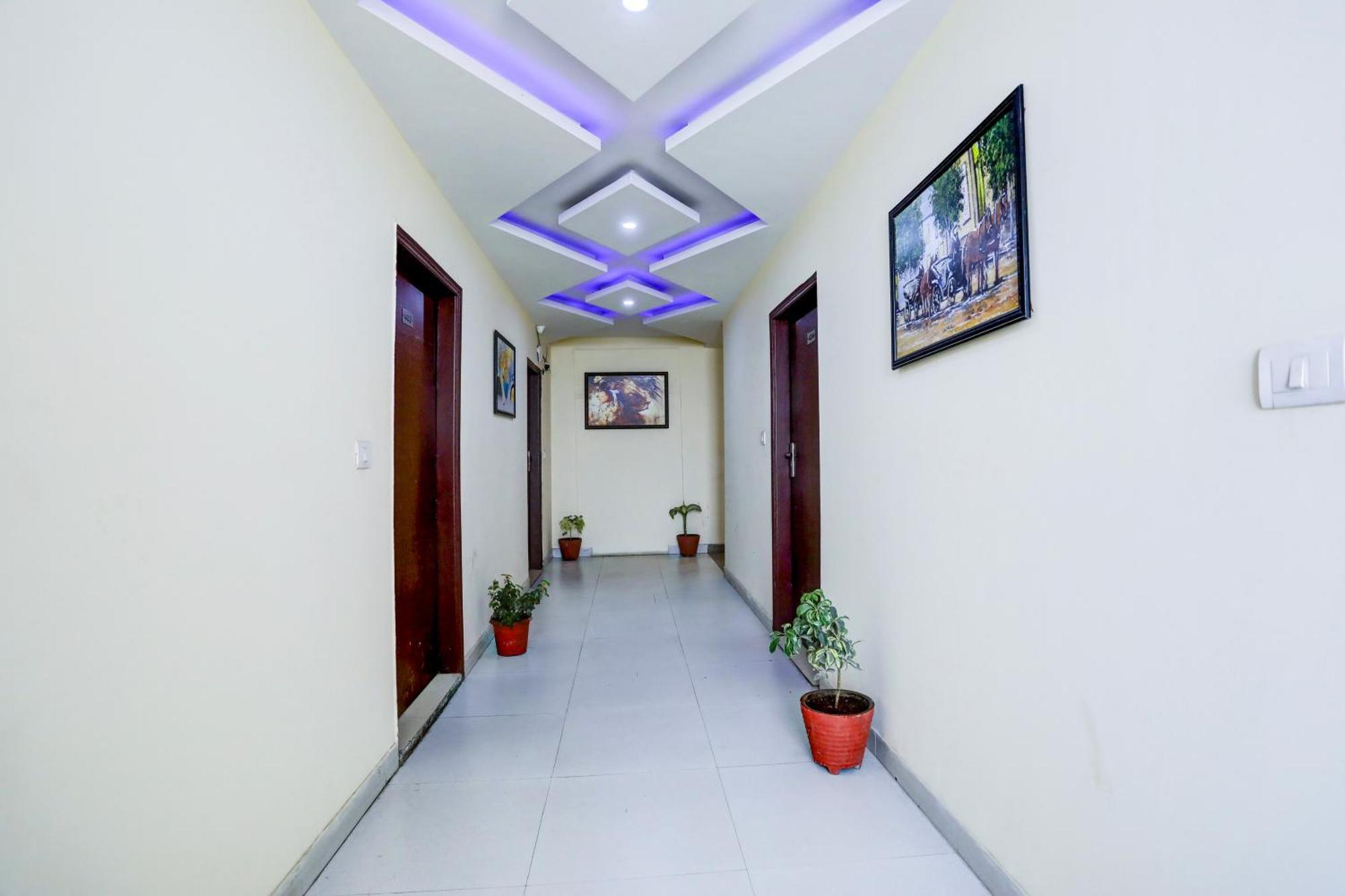 Hotel Luxury Global New Delhi Exterior photo